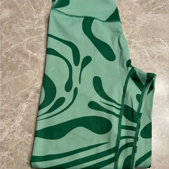 Balance Athletica Vitality X Cosmopolitan the ascend pant in botanical green - Picture 7 of 9